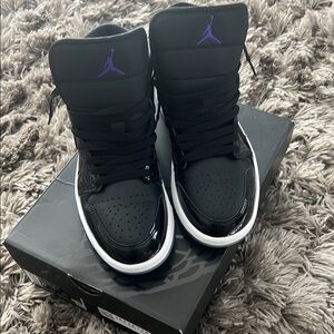 Jordan Men's Black and Purple Sneakers